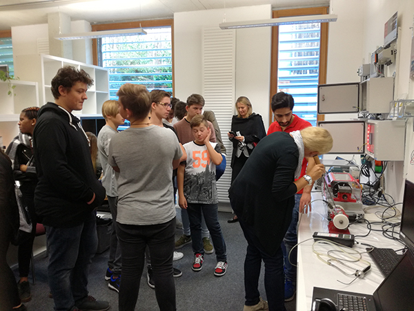 Lehrerin testet Motor auf Schäden